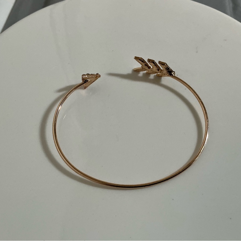 Elegant Gold Arrow Bangle Bracelet - Picture 2 of 6